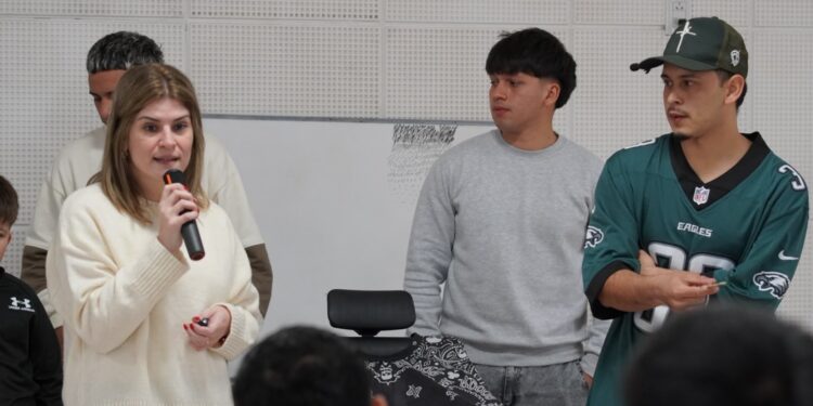 Con cupo completo comenzó el Taller de Barbería impulsado por Charo Mancini.