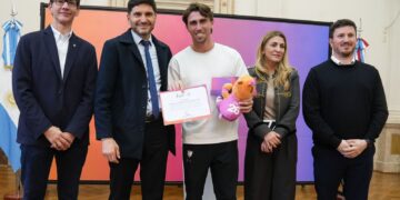 Pullaro reconoció a Los Leones como embajadores de los Juegos Suramericanos Santa Fe 2026.