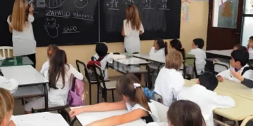 Asistencia Perfecta: con incremento del 15 %, más de 63 mil docentes, directivos, secretarios, preceptores y asistentes escolares cobran mañana el incentivo mensual de junio.