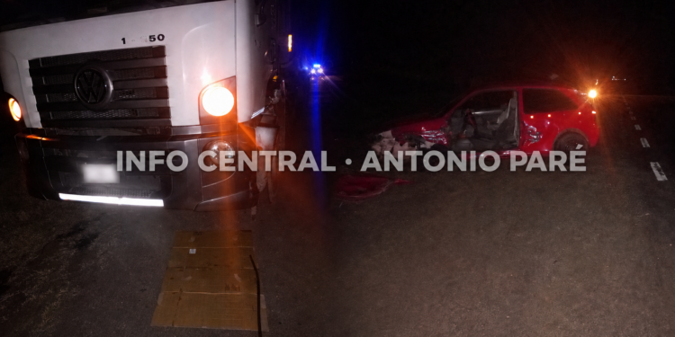 El Sombrerito: choque entre un camión y un automóvil sobre la Ruta 11.