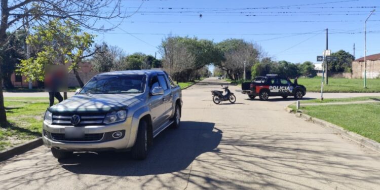 LAS TOSCAS: UNA MUJER FUE TRASLADADA AL SAMCO TRAS UN CHOQUE ENTRE UNA MOTO Y UNA CAMIONETA.