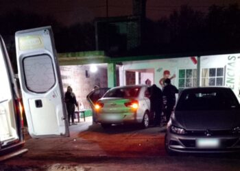 VILLA OCAMPO: UNA MUJER QUEDÓ ATRAPADA EN SU AUTO TRAS CHOCAR CONTRA UN VEHÍCULO Y UN TAPIAL.