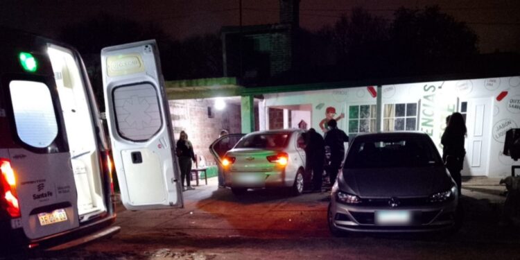VILLA OCAMPO: UNA MUJER QUEDÓ ATRAPADA EN SU AUTO TRAS CHOCAR CONTRA UN VEHÍCULO Y UN TAPIAL.