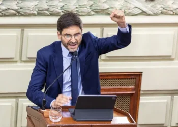 Pullaro se despega del resto: lidera la imagen política en Santa Fe y sostiene una gestión con balance favorable.
