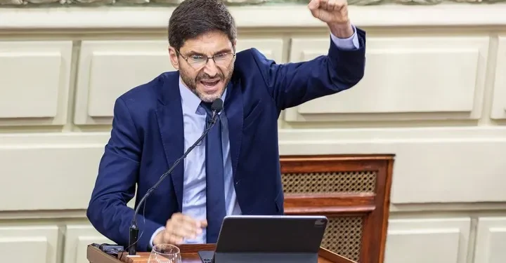 Pullaro se despega del resto: lidera la imagen política en Santa Fe y sostiene una gestión con balance favorable.