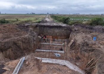 VILLA OCAMPO: LIMPIARON EL CANAL EL MANOLO Y AVANZAN CON UNA NUEVA ALCANTARILLA PARA RECUPERAR UN PASO CLAVE.