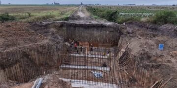 VILLA OCAMPO: LIMPIARON EL CANAL EL MANOLO Y AVANZAN CON UNA NUEVA ALCANTARILLA PARA RECUPERAR UN PASO CLAVE.