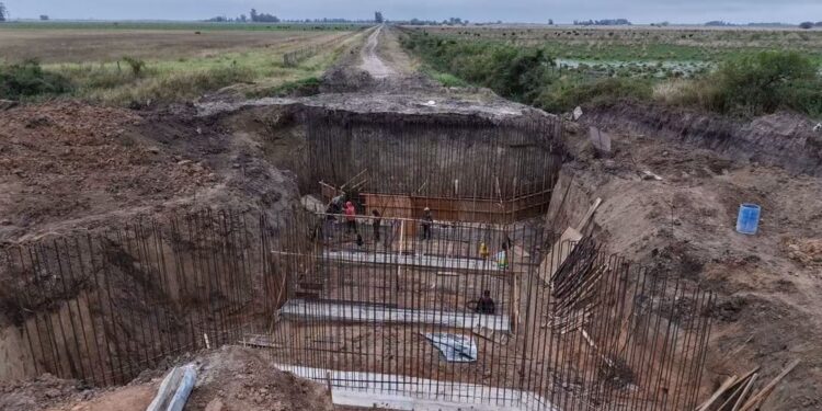 VILLA OCAMPO: LIMPIARON EL CANAL EL MANOLO Y AVANZAN CON UNA NUEVA ALCANTARILLA PARA RECUPERAR UN PASO CLAVE.