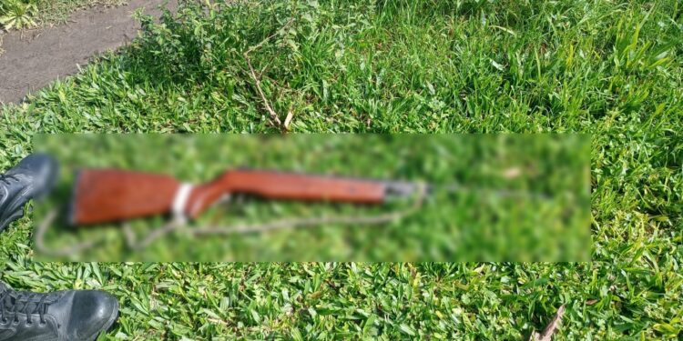 Tacuarendí: secuestran un rifle tras la fuga de un sospechoso durante un operativo policial.