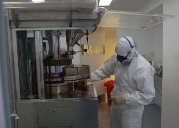 Provincia acerca la experiencia de la producción pública de medicamentos a estudiantes secundarios y equipos de salud.