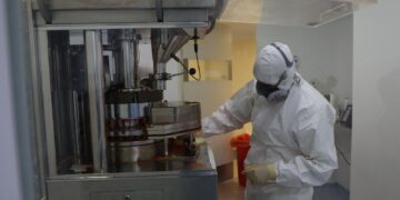 Provincia acerca la experiencia de la producción pública de medicamentos a estudiantes secundarios y equipos de salud.