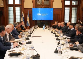 Pullaro llevó a la UIA el modelo productivo de Santa Fe y planteó una agenda común para ganar competitividad.