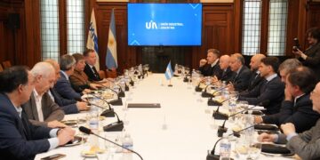 Pullaro llevó a la UIA el modelo productivo de Santa Fe y planteó una agenda común para ganar competitividad.
