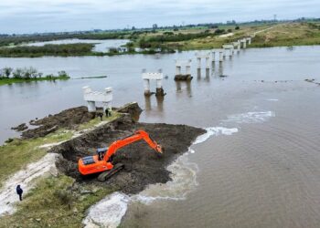 El Gobierno Provincial desarma una obstrucción de 500 metros en el Río Salado.