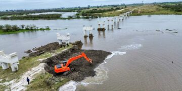 El Gobierno Provincial desarma una obstrucción de 500 metros en el Río Salado.