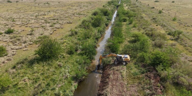 Mejor preparados ante El Niño: la gestión de Pullaro adjudicó las obras de limpieza de 12 canales troncales.