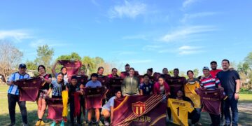 Mancini entregó nuevas camisetas a “Las Canarias” de Boxing Club.