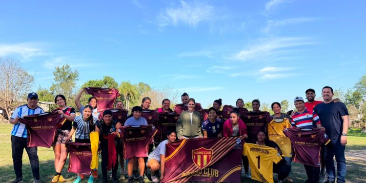 Mancini entregó nuevas camisetas a “Las Canarias” de Boxing Club.