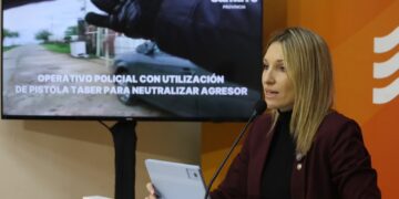 Con el uso de la pistola Taser la Policía redujo a un hombre que amenazaba a su padre con un arma blanca.