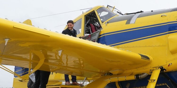 Pullaro: “Hoy le podemos decir a los santafesinos que tenemos una flota aérea preparada para combatir incendios”.