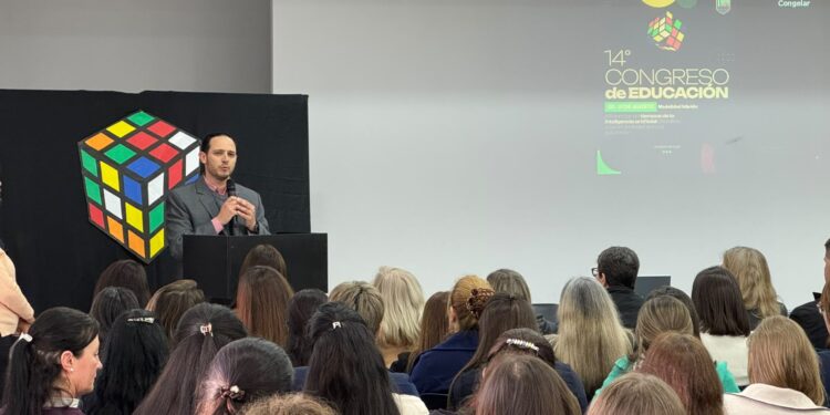El intendente Cristian Marega acompañó la apertura del 14.º Congreso de Educación.