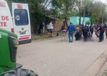 LAS TOSCAS: PERDIÓ EL CONTROL DE SU MOTO, CAYÓ AL ASFALTO Y SU MADRE DEBIÓ SER HOSPITALIZADA.