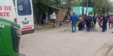 LAS TOSCAS: PERDIÓ EL CONTROL DE SU MOTO, CAYÓ AL ASFALTO Y SU MADRE DEBIÓ SER HOSPITALIZADA.