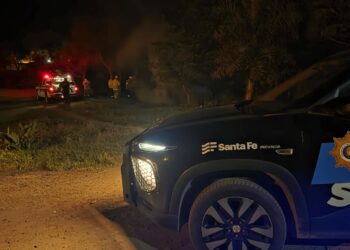LAS TOSCAS: BOMBEROS VOLUNTARIOS SOFOCARON UN INCENDIO A ORILLAS DEL ARROYO.