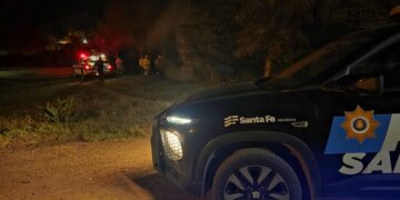 LAS TOSCAS: BOMBEROS VOLUNTARIOS SOFOCARON UN INCENDIO A ORILLAS DEL ARROYO.