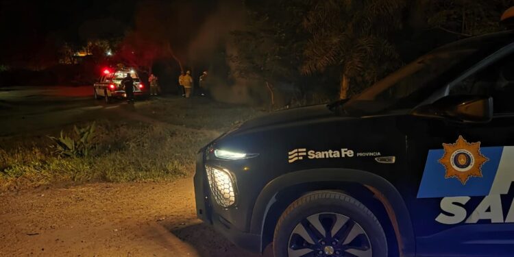 LAS TOSCAS: BOMBEROS VOLUNTARIOS SOFOCARON UN INCENDIO A ORILLAS DEL ARROYO.