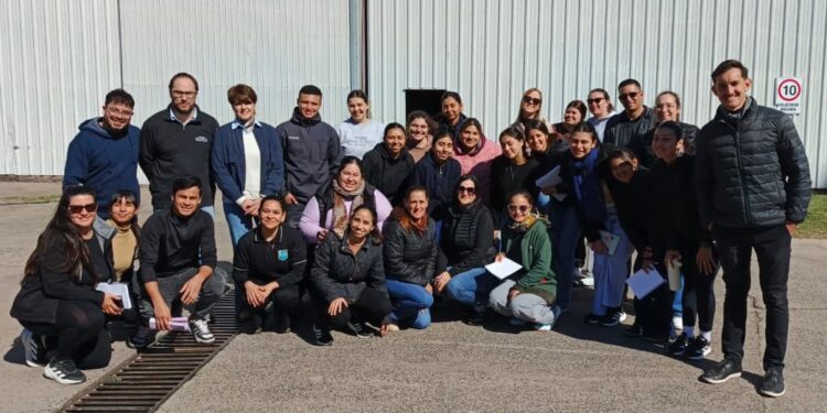 Estudiantes de Villa Ocampo recorrieron empresas del Parque Industrial de Reconquista.