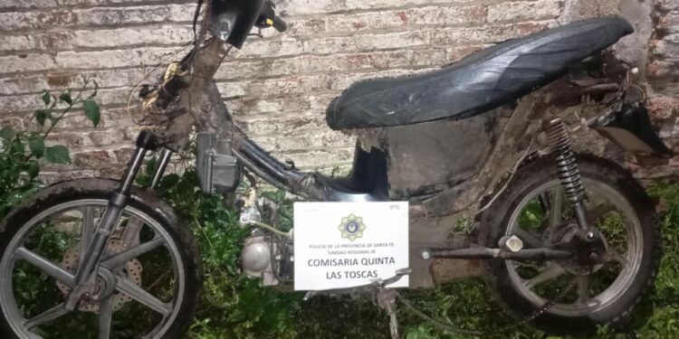 LAS TOSCAS: RECUPERARON UNA MOTOCICLETA DENUNCIADA COMO ROBADA.