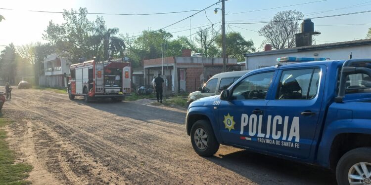 VILLA OCAMPO: INCENDIO EN UN GALPÓN PROVOCÓ DAÑOS EN UN AUTOMÓVIL.