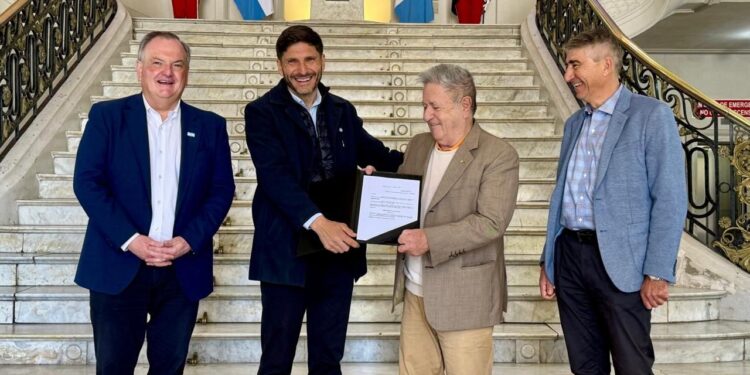 El gobernador Pullaro recibió al expresidente Eduardo Duhalde.