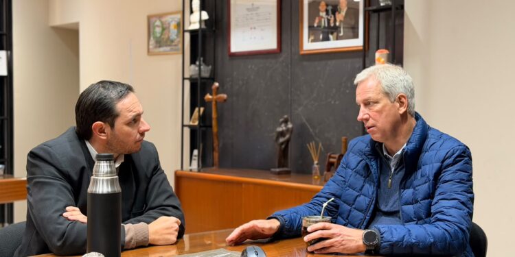 VISITA DEL DIPUTADO PROVINCIAL DIONISIO SCARPIN AL PALACIO MUNICIPAL.