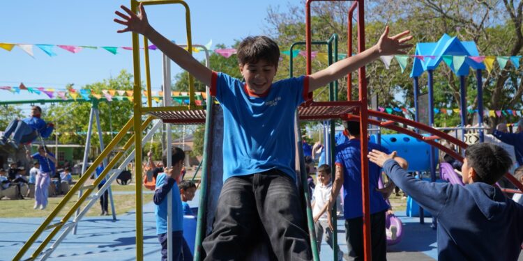 Villa Ocampo: Se reinauguró la Plaza Raúl Alfonsín en el barrio FOPROVI.