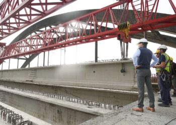 Pullaro recorrió el nuevo puente Santa Fe-Santo Tomé, que ya tiene un avance del 74 %.