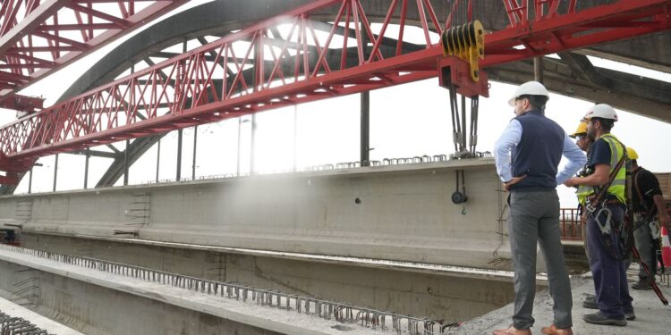Pullaro recorrió el nuevo puente Santa Fe-Santo Tomé, que ya tiene un avance del 74 %.