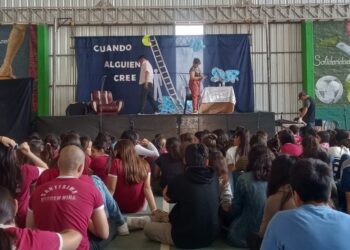 “Cuando alguien cree”: una obra de teatro para reflexionar sobre el bullying, la discriminación y la intolerancia.