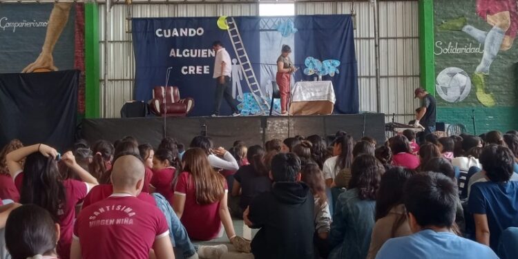 “Cuando alguien cree”: una obra de teatro para reflexionar sobre el bullying, la discriminación y la intolerancia.