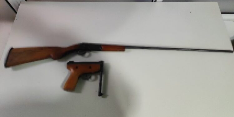 Villa Ocampo: secuestraron una escopeta y una pistola de aire comprimido de dudosa procedencia.