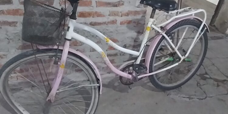VILLA ANA: ACCIDENTE ENTRE UNA MOTOCICLETA Y UNA BICICLETA CON UN MENOR INVOLUCRADO.