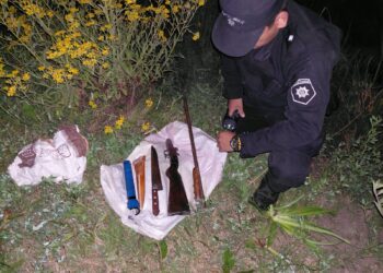 LAS GARZAS: LA POLICÍA HALLÓ UNA ESCOPETA, UN CUCHILLO Y UNA LINTERNA OCULTOS ENTRE MATORRALES.