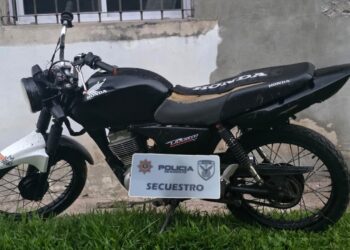 LAS TOSCAS: UN MOTOCICLISTA FUE APREHENDIDO POR RESISTENCIA A LA AUTORIDAD TRAS INTENTAR EVADIR A LA POLICÍA.