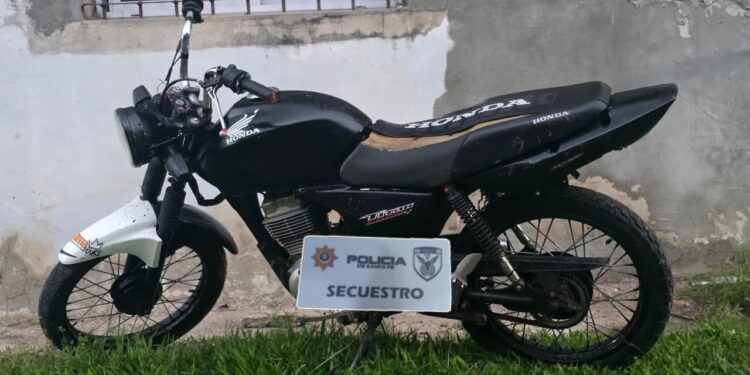 LAS TOSCAS: UN MOTOCICLISTA FUE APREHENDIDO POR RESISTENCIA A LA AUTORIDAD TRAS INTENTAR EVADIR A LA POLICÍA.