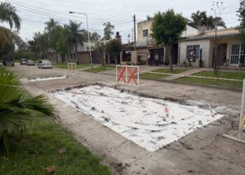 LA MUNICIPALIDAD DE VILLA OCAMPO INICIÓ TRABAJOS DE BACHEO PARA MEJORAR LAS CALLES DE LA CIUDAD.
