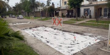 LA MUNICIPALIDAD DE VILLA OCAMPO INICIÓ TRABAJOS DE BACHEO PARA MEJORAR LAS CALLES DE LA CIUDAD.