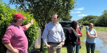 El intendente Cristian Marega recorrió el barrio El Talar para acompañar a los vecinos.