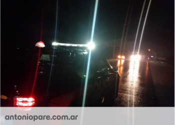 LAS TOSCAS: UN AUTOMÓVIL DESPISTÓ EN LA RUTA NACIONAL 11 Y TERMINÓ EN UNA CUNETA.