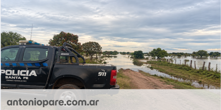 SAN ANTONIO DE OBLIGADO: EL AVANCE DEL AGUA SE ENCUENTRA A SOLO 20 METROS DEL EJIDO URBANO.